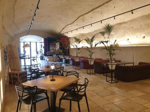 um restaurante com mesas e cadeiras num quarto em Residence Masseria Santa Lucia em Matera