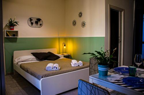 ein Schlafzimmer mit einem Bett mit Flip-Flops darauf in der Unterkunft Trinacria apartments in Catania