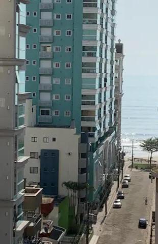 Apartamento na quadra do mar em Meia Praia Itapema