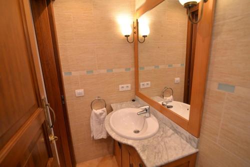 ein Bad mit einem Waschbecken und einem Spiegel in der Unterkunft Villa Mar in Port de Valldemossa in Valldemossa