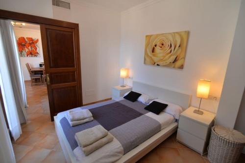 1 dormitorio con 1 cama grande y 2 luces encendidas en Villa Mar in Port de Valldemossa, en Valldemossa