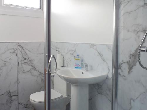 牛頓史都華的住宿－West Lodge - Uk7137，白色的浴室设有水槽和卫生间。