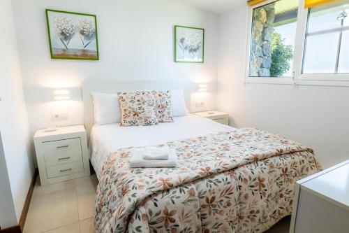 een slaapkamer met een bed en twee nachtkastjes bij Estancia Julia in La Orotava