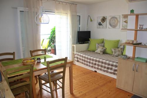 um quarto com uma cama, uma mesa e uma sala de jantar em Vila Verbana Apartments em Vrbnik