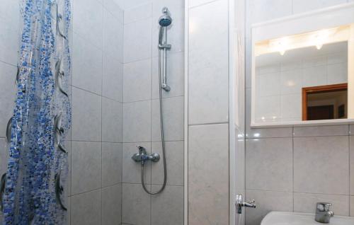 een badkamer met een douche, een toilet en een wastafel bij Sunrise Apartments and Studio Apartments 1 in Lokva Rogoznica