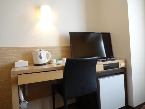 Una televisión o centro de entretenimiento en Hotel 1-2-3 Takasaki