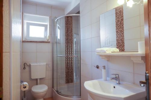 Kúpeľňa v ubytovaní Apartment Amore - 2 bedroom, 2 bathroom, sea view terrace, 250m from beach