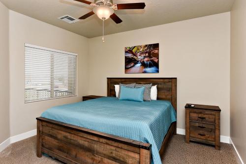 圣乔治S302-Snow Canyon Suite-Third Floor 4-bedroom Pool View的带床和吊扇的卧室