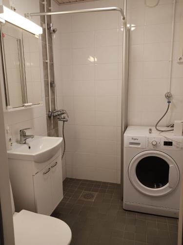 Kylpyhuone majoituspaikassa HH Huoneistot kaksio parvekkeella