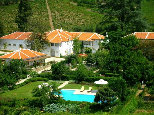 una vista aérea de una casa con piscina en Casa da Azenha, en Peso da Régua