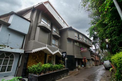 un edificio al lado de una calle en Sumi Vista T V Tower Darjeeling, en Darjeeling