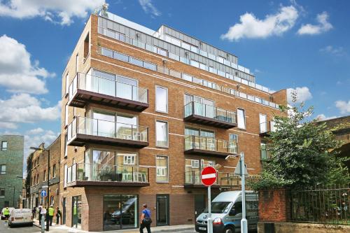 un grand bâtiment en briques avec balcon dans une rue de la ville dans l'établissement Stayo Apartments Southbank, à Londres