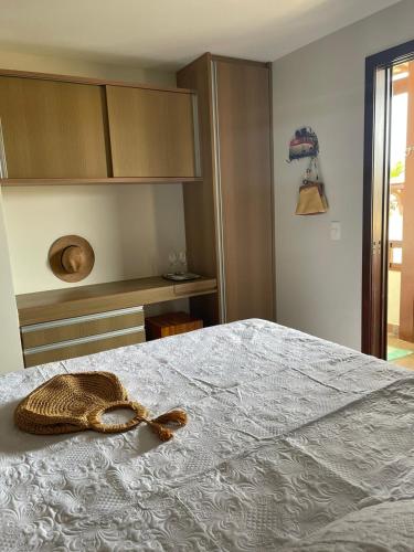 a room with a bed with a hat on it at Praia do Forte Condomínio Bali Bahia Apt105 in Praia do Forte