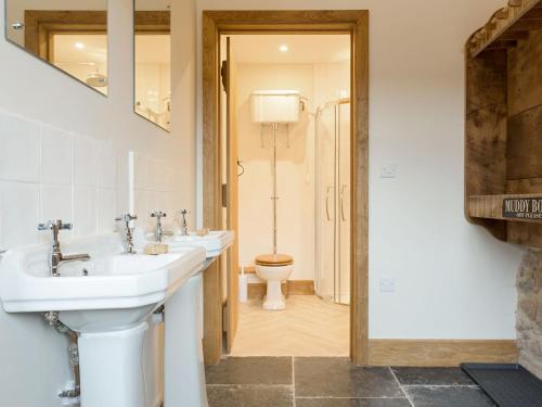 a bathroom with two sinks and a toilet at The Bothy - UKC3549 in Holcombe Burnell