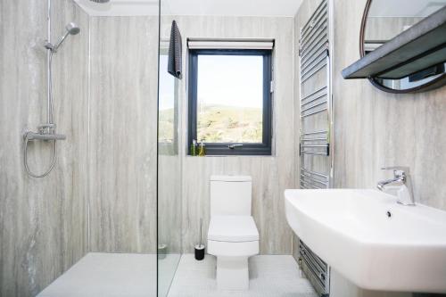 A bathroom at Castlehill cabin with a hot tub