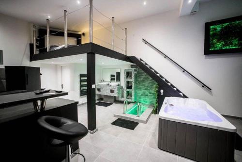 Mezza 47 spa في Précy-sur-Oise: حمام مع حوض استحمام كبير ومغسلة
