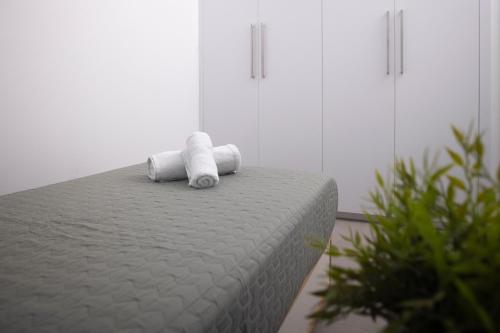 Una cama con dos toallas enrolladas encima. en Lovely 2 Bed Apartment in Larnaca City Centre, en Lárnaca