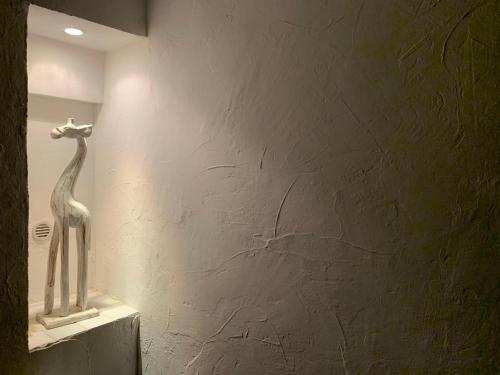 une statue de girafe sur un mur dans l'établissement Bon séjour au Soleil, à Marseille