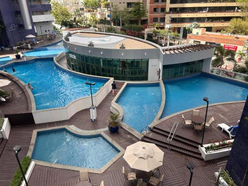 una vista aérea de dos grandes piscinas en un edificio en DN Apartamento no beach class ,VISTA MAR ,Fortaleza, en Fortaleza