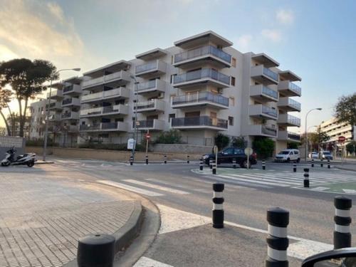 ein Parkplatz mit einem großen Apartmenthaus in der Unterkunft Appartement boho chic près de la plage in Cambrils