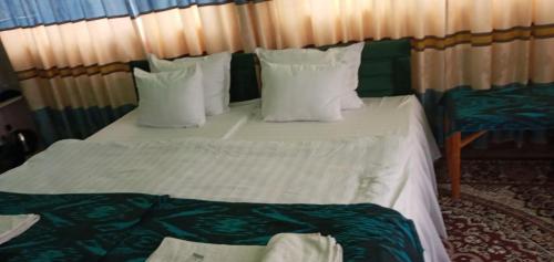 En eller flere senge i et værelse på Hotel GOLDEN DEGREZ