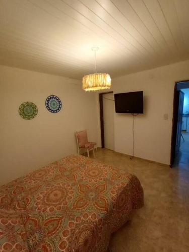 1 dormitorio con 1 cama y TV de pantalla plana en Departamento para dos personas en Monte Hermoso. en Monte Hermoso
