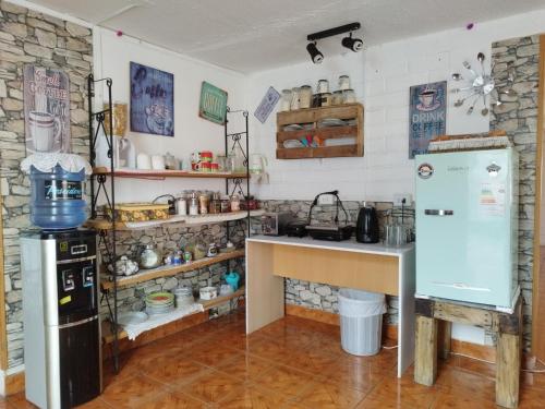eine Küche mit einem Kühlschrank und einer Theke in einem Zimmer in der Unterkunft MatSofy_Apartamento in Santiago