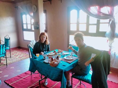 un homme et une femme assis à une table dans l'établissement Maison d'Hôtes Ghalil, à Ouarzazate