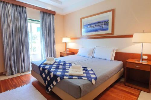 - une chambre avec un lit doté d'une couverture bleue et blanche dans l'établissement Classic 2BDR Apartment Near Beach by LovelyStay, à Lagoa