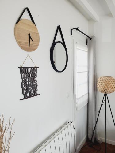 a white hallway with a mirror and a window at Chez le Petit Peintre in Laboissière-en-Thelle