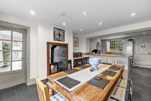 Η κουζίνα ή μικρή κουζίνα στο NEW 2024 Modern Luxury Holiday Home on the Beach in Devon - Free Parking, Pets Welcome, Sleeps 10