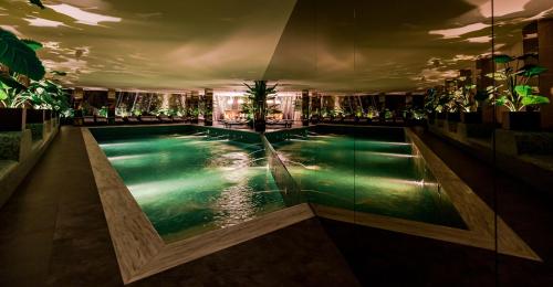 Πισίνα στο ή κοντά στο Hermanns Hotel & Spa Sibiu