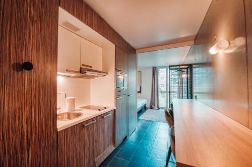 Una cocina o zona de cocina en COWOOL Cergy