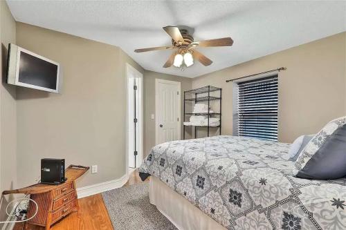 - une chambre avec un lit et un ventilateur de plafond dans l'établissement Spacious renovated 4br downtown home w firepit sleeps 8+, à Saint Augustine