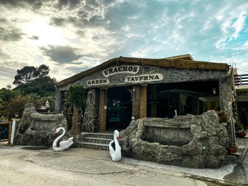 a restaurant with swans in front of a building at Anna Studios in Marathias