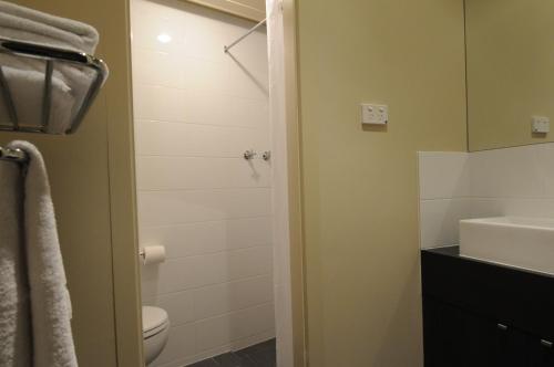 A bathroom at Mansfield Park Hotel