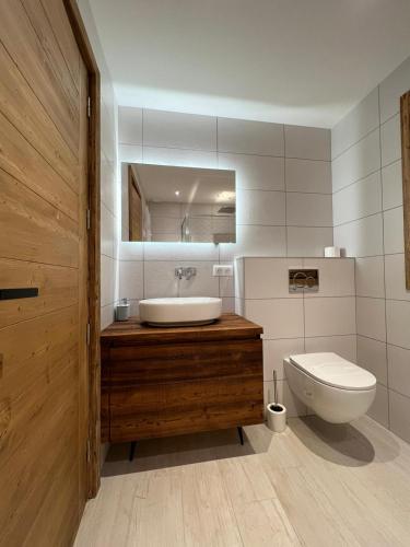 une salle de bain avec un lavabo et des toilettes dans l'établissement Chalet Les Cochettes, à Courchevel