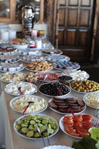 einen Tisch voller verschiedener Arten von Lebensmitteln auf Platten in der Unterkunft Travel Inn Cave Hotel in Goreme