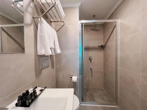 a bathroom with a shower and a toilet and a sink at Yalçındağ Otel Burdur in Burdur