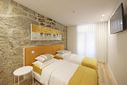 Televisyen dan/atau pusat hiburan di FLH Porto Downtown GuestHouse