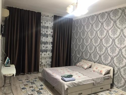 Postel nebo postele na pokoji v ubytování 1-room apartment on Toktogula 64v