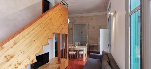 un salon avec un escalier et une salle à manger dans l'établissement Appartements et studio rénovés en 2022, Intra Muros Avignon, à Avignon