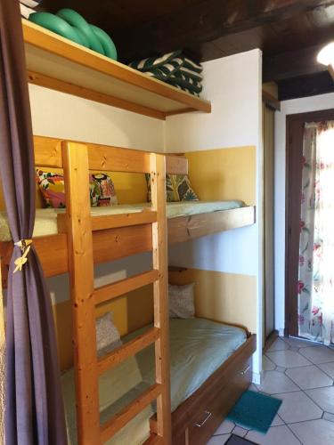 - une chambre avec des lits superposés dans l'établissement Studio Mezzanine vue port et mer, à La Londe-les-Maures