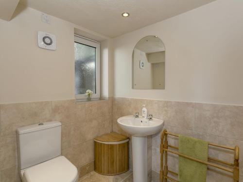 a bathroom with a toilet and a sink at The Old Rectory Cottage in Great Carlton