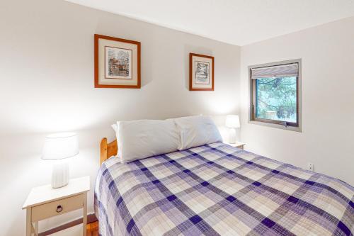 1 dormitorio con 1 cama, 2 lámparas y ventana en Kingswood 2C Condominium, en Quechee