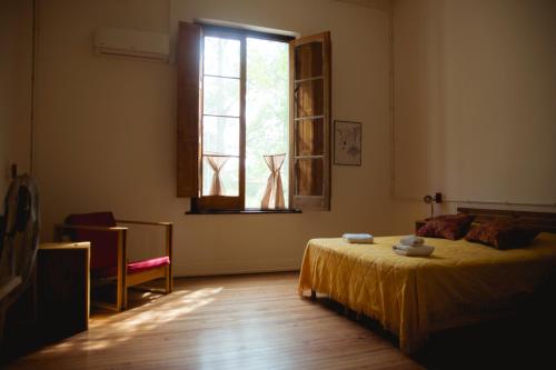 a bedroom with a bed and a window at Portón Rojo in Liebig