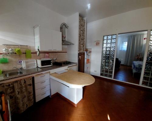 フィレンツェにあるLa Piccola Oasi con parcheggioのキッチン(白いキャビネット、カウンタートップ付)