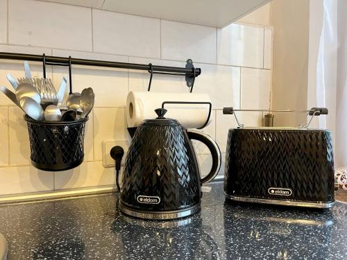 two black appliances sitting on a kitchen counter at 14 Gdynia Centrum - Apartament Mieszkanie dla 4 os in Gdynia