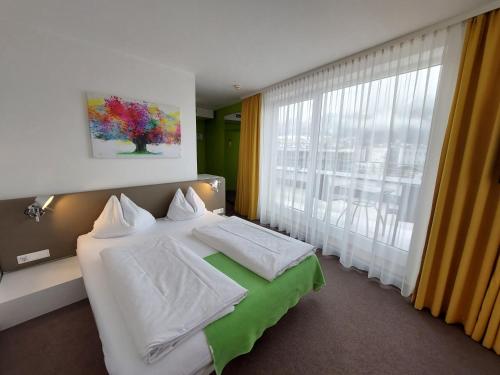 Postel nebo postele na pokoji v ubytování STAY.inn Comfort Art Hotel Schwaz