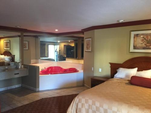 Thunderbird Lodge في رِيفرسايد: غرفة في الفندق مع سرير وحوض استحمام
